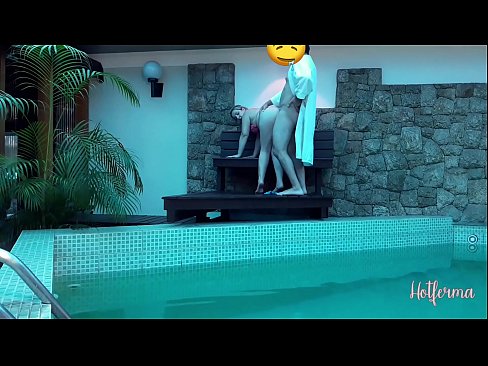 ❤️ Tus thawj coj caw tus tub txib mus rau hauv lub pas dej, tab sis tsis tuaj yeem tiv taus kub Anal video ntawm peb ❌️ Ib
