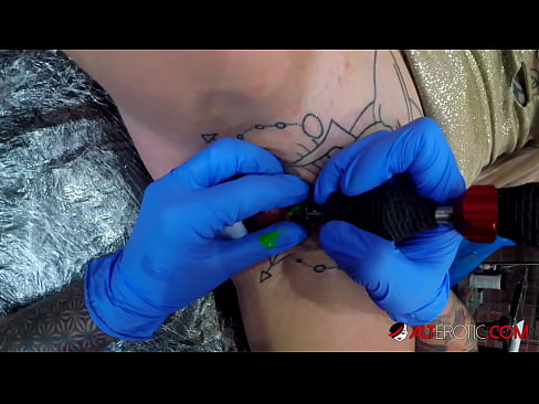 ❤️ Tsis tshua muaj tattooed hottie Sully Savage tau txais tattoo ntawm nws clitoris Anal video ntawm peb ❌️ Ib
